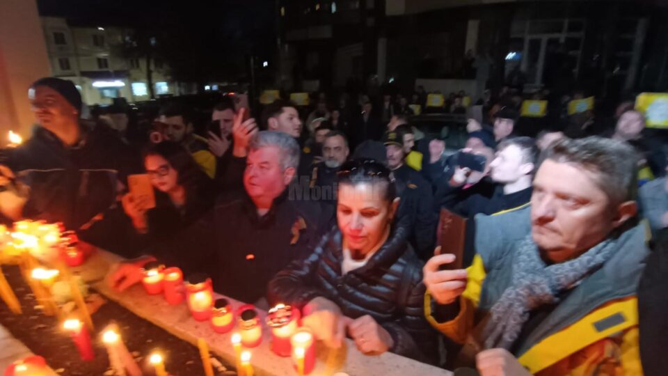 Membrii AUR au aprins lumânări în fața PSD Suceava