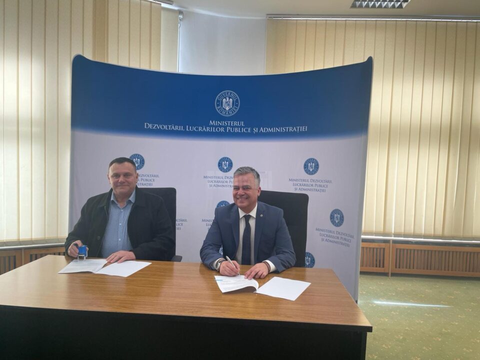 Primarul Dănuț Candrea a semnat contractul pentru extinderea rețelelor de apă și canalizare în comună Primarul Dănuț Candrea a semnat contractul pentru extinderea rețelelor de apă și canalizare în comună