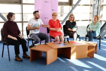 Regizorul Cosmin Panaite și autoarea piesei de teatru ”Căpșuni de zăpadă”, Petro Ionescu, de o parte și de alta a managerului TMMVS, Angela Zarojanu
