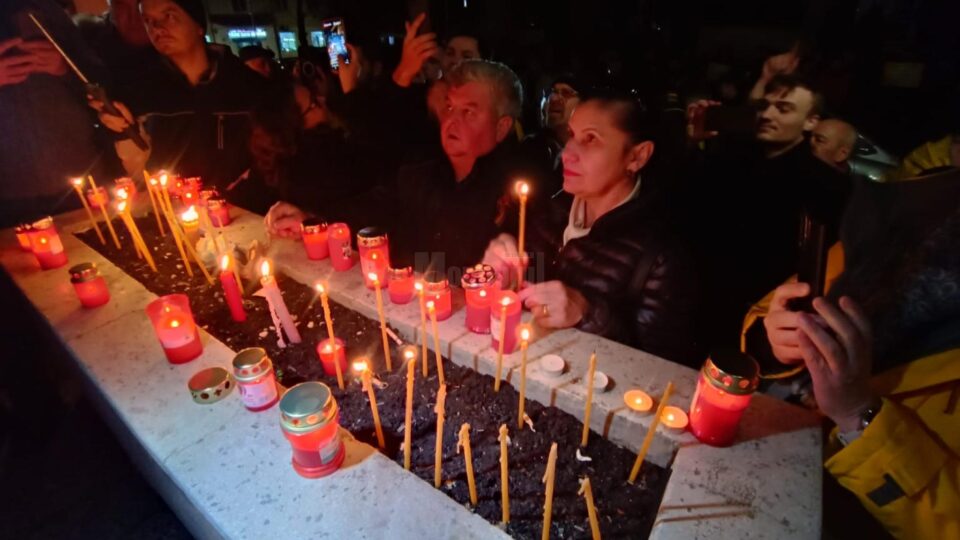 Membrii AUR au aprins lumânări în fața PSD Suceava