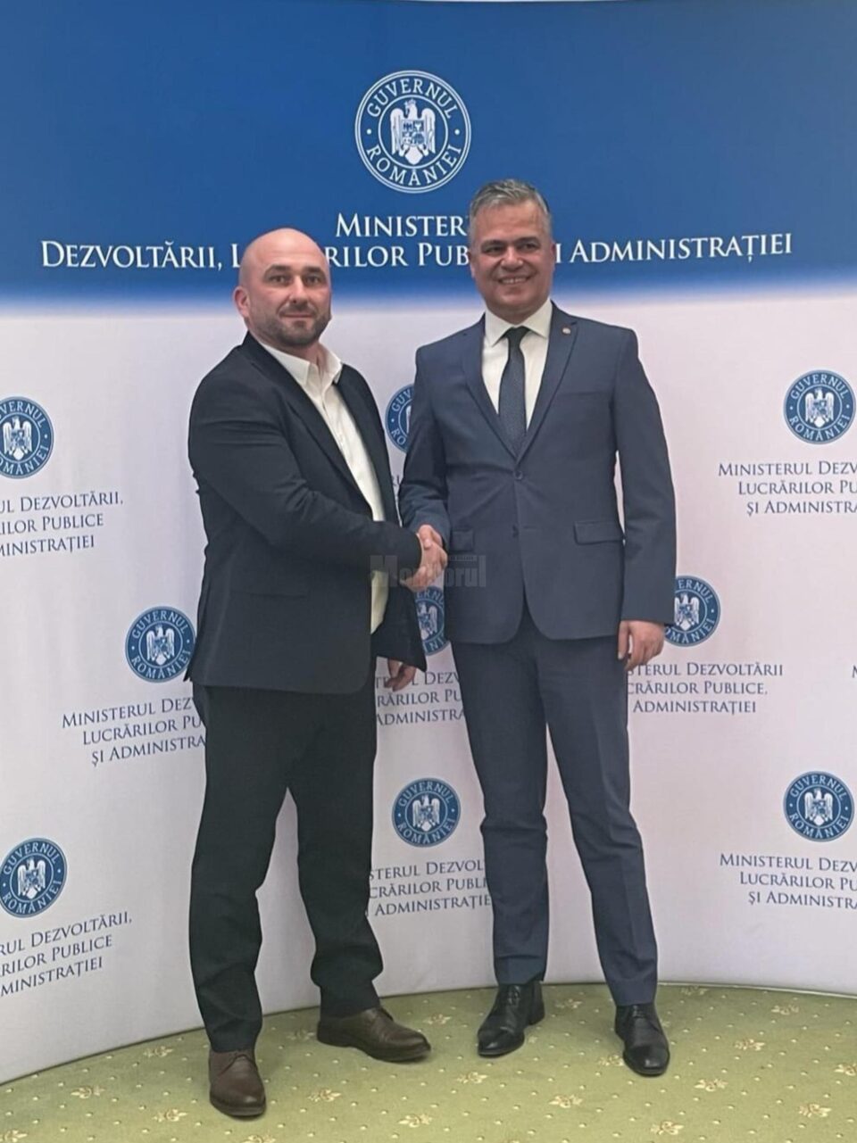 Primarul din Broșteni a semnat contractul prin care orașul va primi aproape 3 milioane de euro