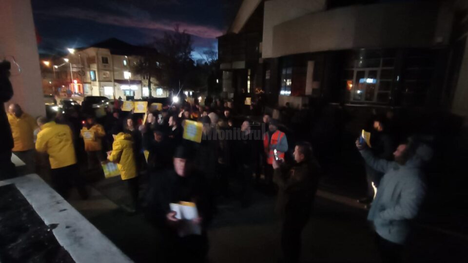 Protestatarii au strigat mai multe sloganuri, cum ar fi ”PSD și PNL - aceeași mierie”, ”Nu vrem comasate!”, ”Rușine!”