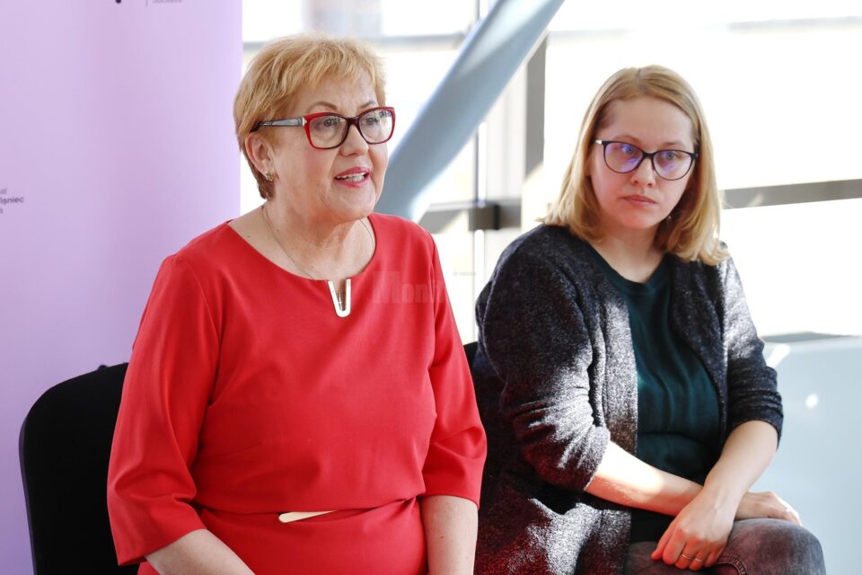 Managerul TMMVS, Angela Zarojanu, și autoarea piesei de teatru ”Căpșuni de zăpadă”, Petro Ionescu