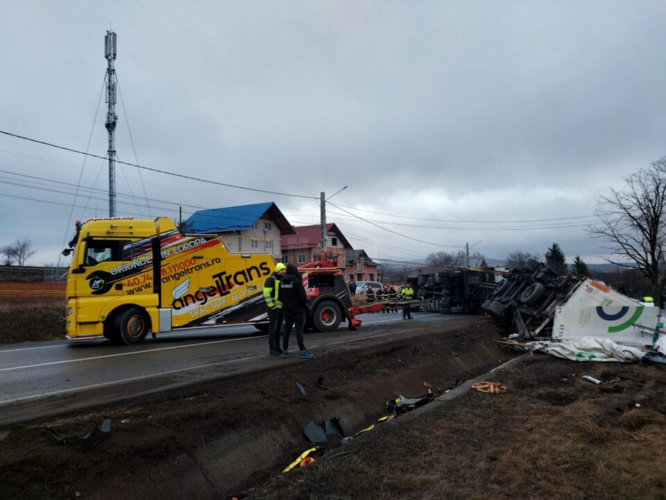 Tir răsturnat la Stroiești