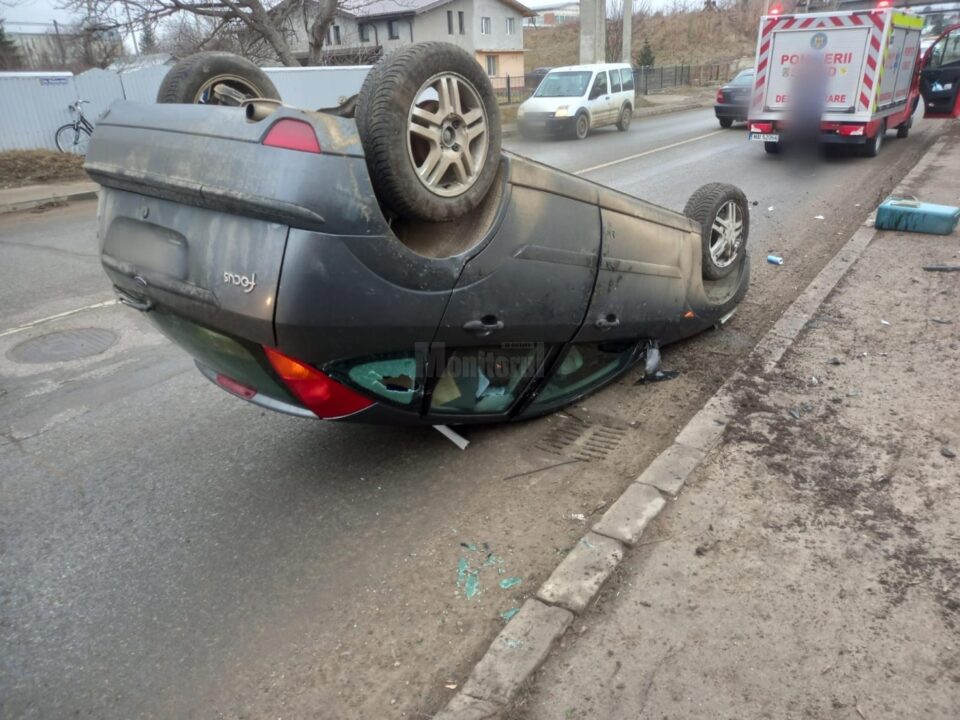 Mașină răsturnată
