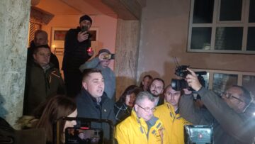 Membrii AUR au aprins lumânări în fața PSD Suceava