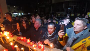 Membrii AUR au aprins lumânări în fața PSD Suceava