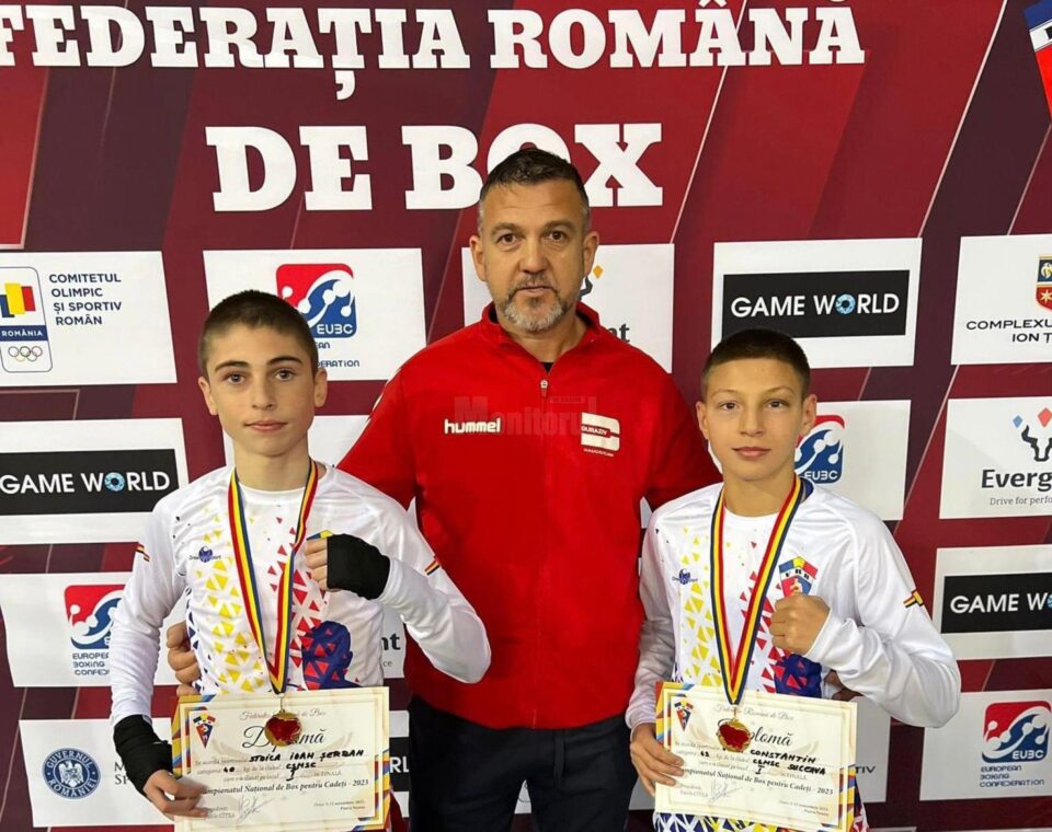 Antrenorul Andu Vornicu incadrat de cei doi tineri campioni