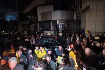 Membrii AUR au aprins lumânări în fața PSD Suceava