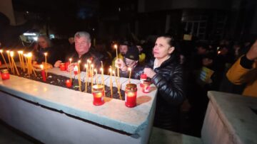 Membrii AUR au aprins lumânări în fața PSD Suceava
