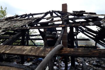 Casă distrusă în totalitate într-un puternic incendiu