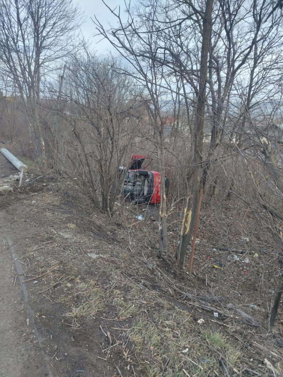 Încă un accident pe Calea Unirii. O mașină s-a răsturnat în afara carosabilului
