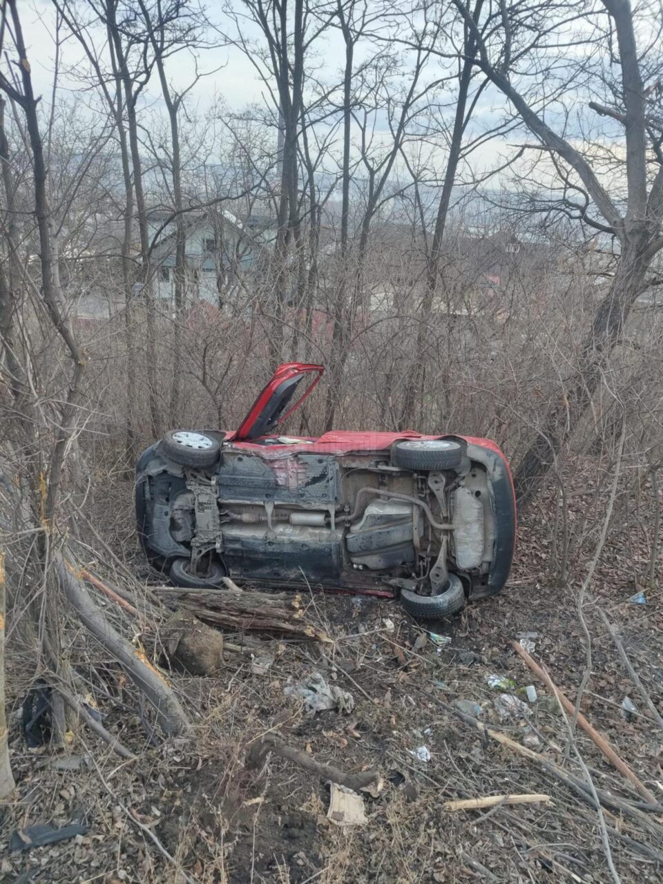 Încă un accident pe Calea Unirii. O mașină s-a răsturnat în afara carosabilului Încă un accident pe Calea Unirii. O mașină s-a răsturnat în afara carosabilului