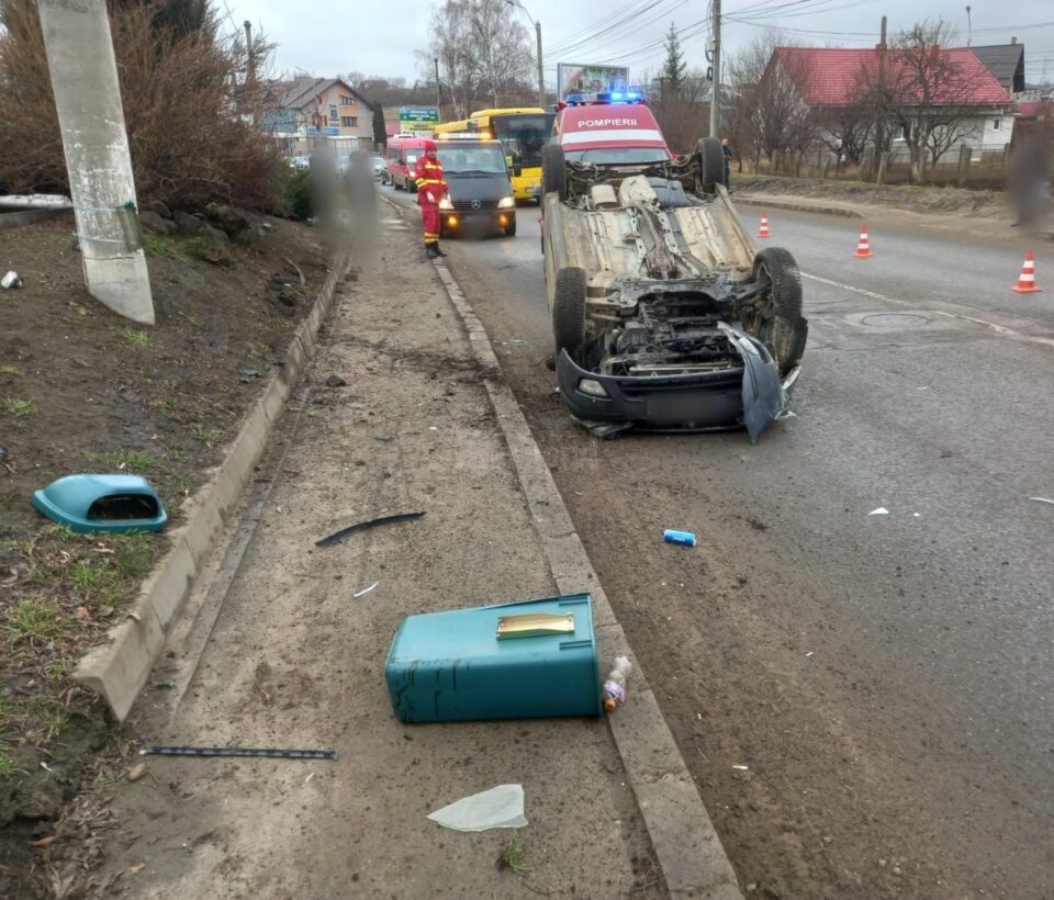 Mașină răsturnată pe cupolă la Șcheia