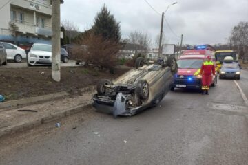 Mașină răsturnată pe cupolă la Șcheia