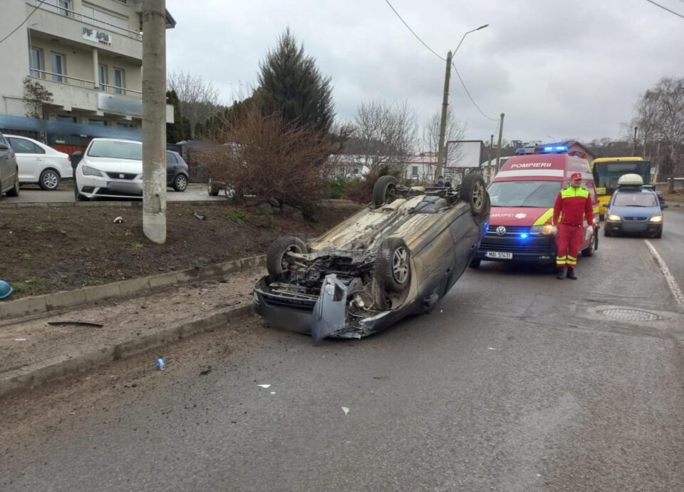 Mașină răsturnată pe cupolă la Șcheia