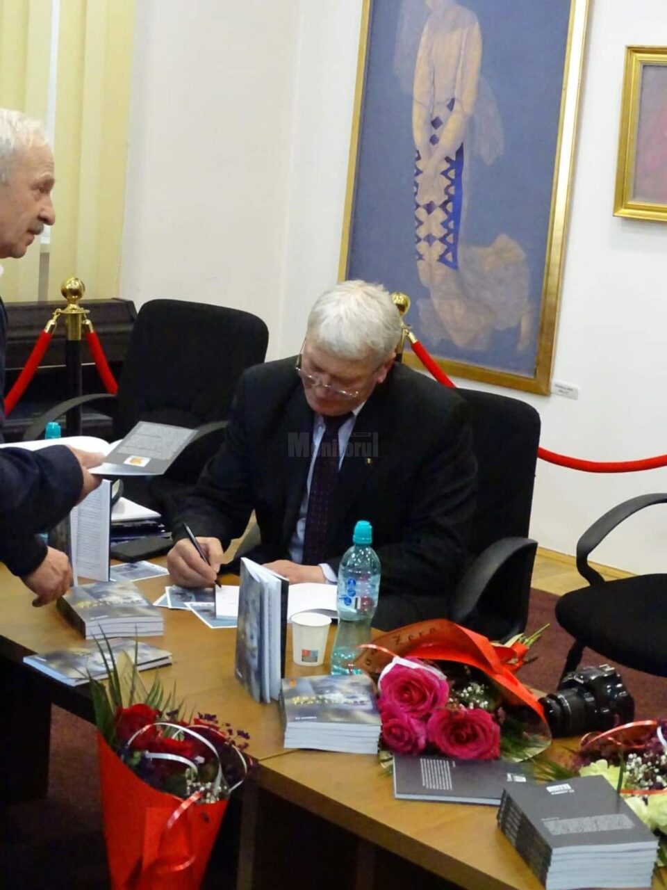 Volumul „Destine fracturate”, semnat de scriitorul câmpulungean Vasile Aioanei, a fost lansat la Biblioteca Bucovinei