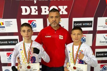 Antrenorul Andu Vornicu, încadrat de cei doi tineri campioni