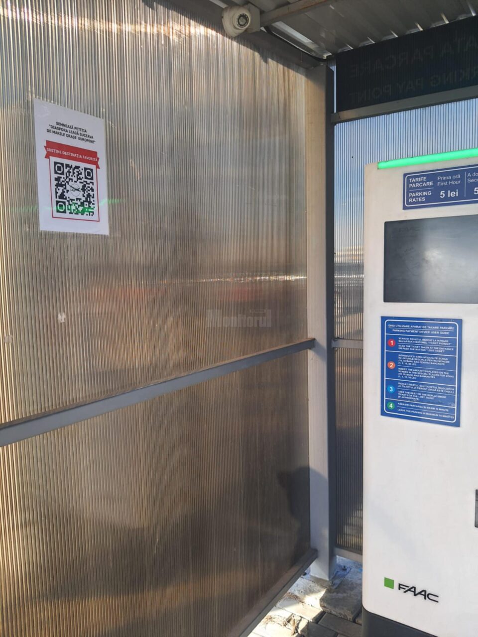 Imagini de pe care poate fi scanat un cod QR sunt postate în mai multe zone ale aeroportului