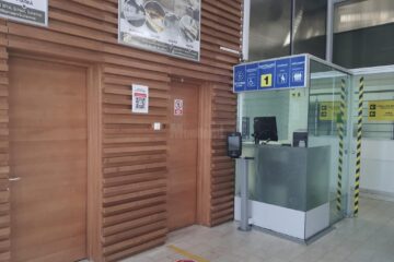 Imagini de pe care poate fi scanat un cod QR sunt postate în mai multe zone ale aeroportului