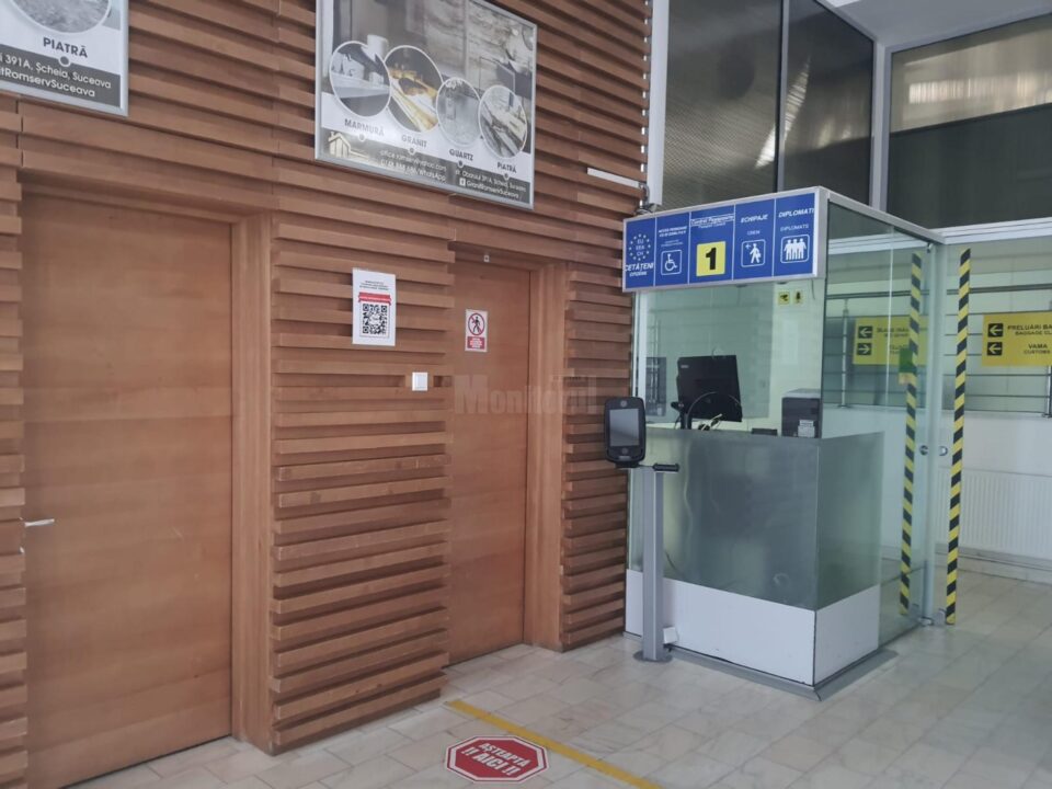 Imagini de pe care poate fi scanat un cod QR sunt postate în mai multe zone ale aeroportului