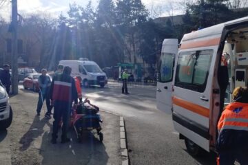 Un biciclist a lovit o mamă și doi copii pe o trecere de pietoni
