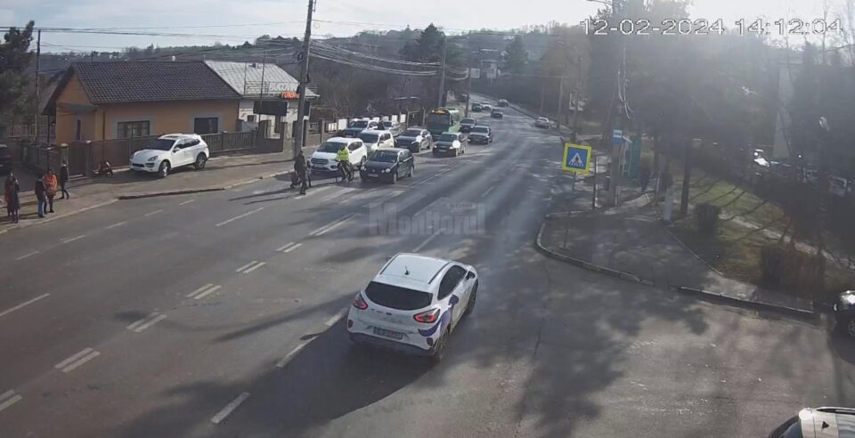 Un biciclist a lovit o mamă și doi copii pe o trecere de pietoni