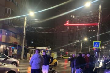 Un șofer neatent la trafic a intrat cu mașina în motocicleta din fața sa, care oprise la un semafor de pe bulevardul George Enescu din Suceava