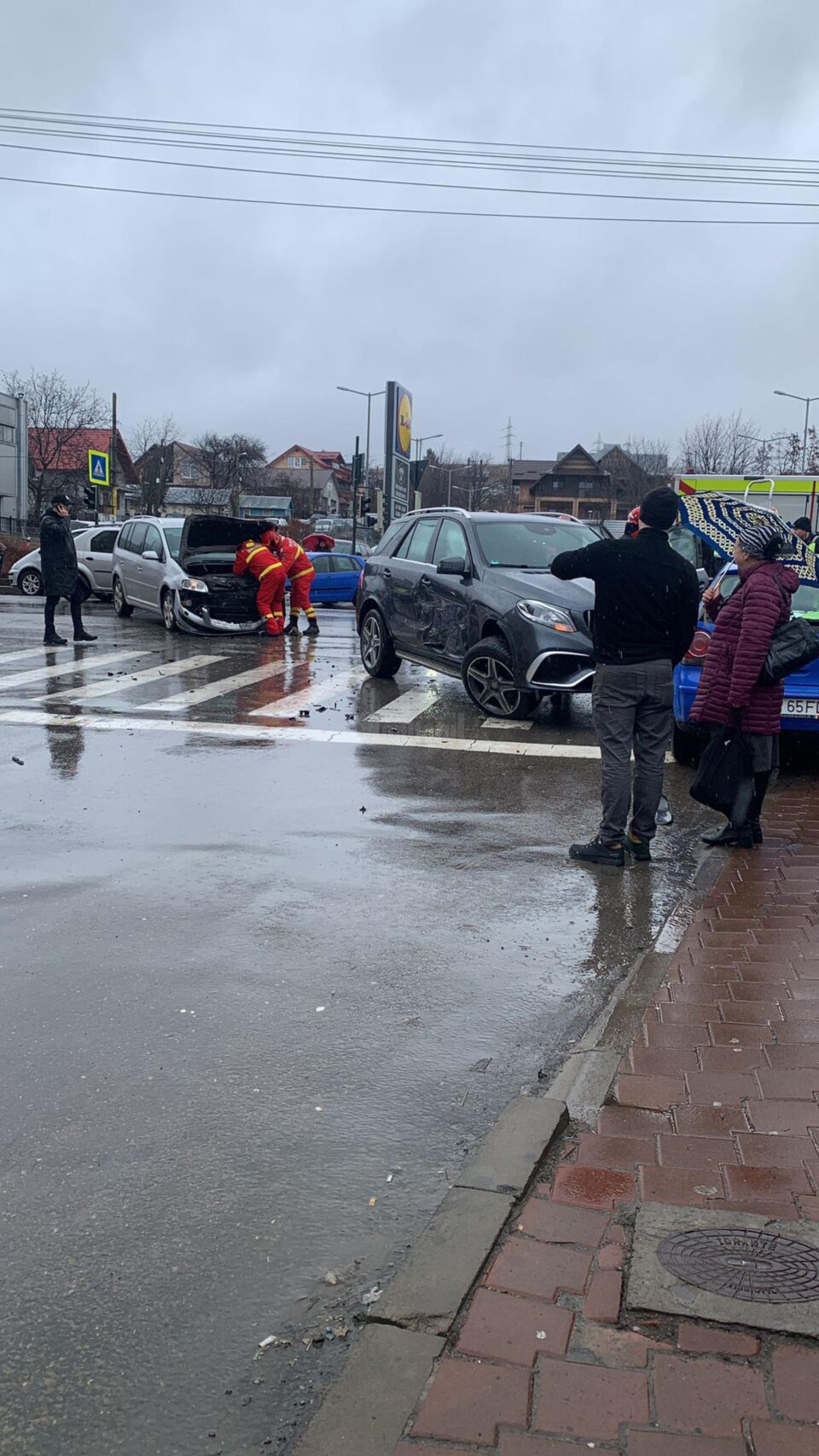Accident cu trei mașini implicate în intersecția din fața Lidl Burdujeni