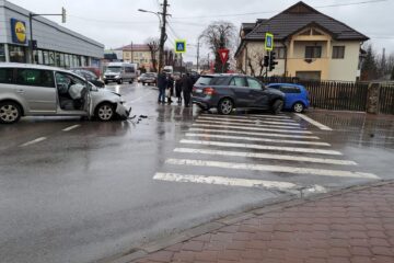 Accident cu trei mașini implicate în intersecția din fața Lidl Burdujeni