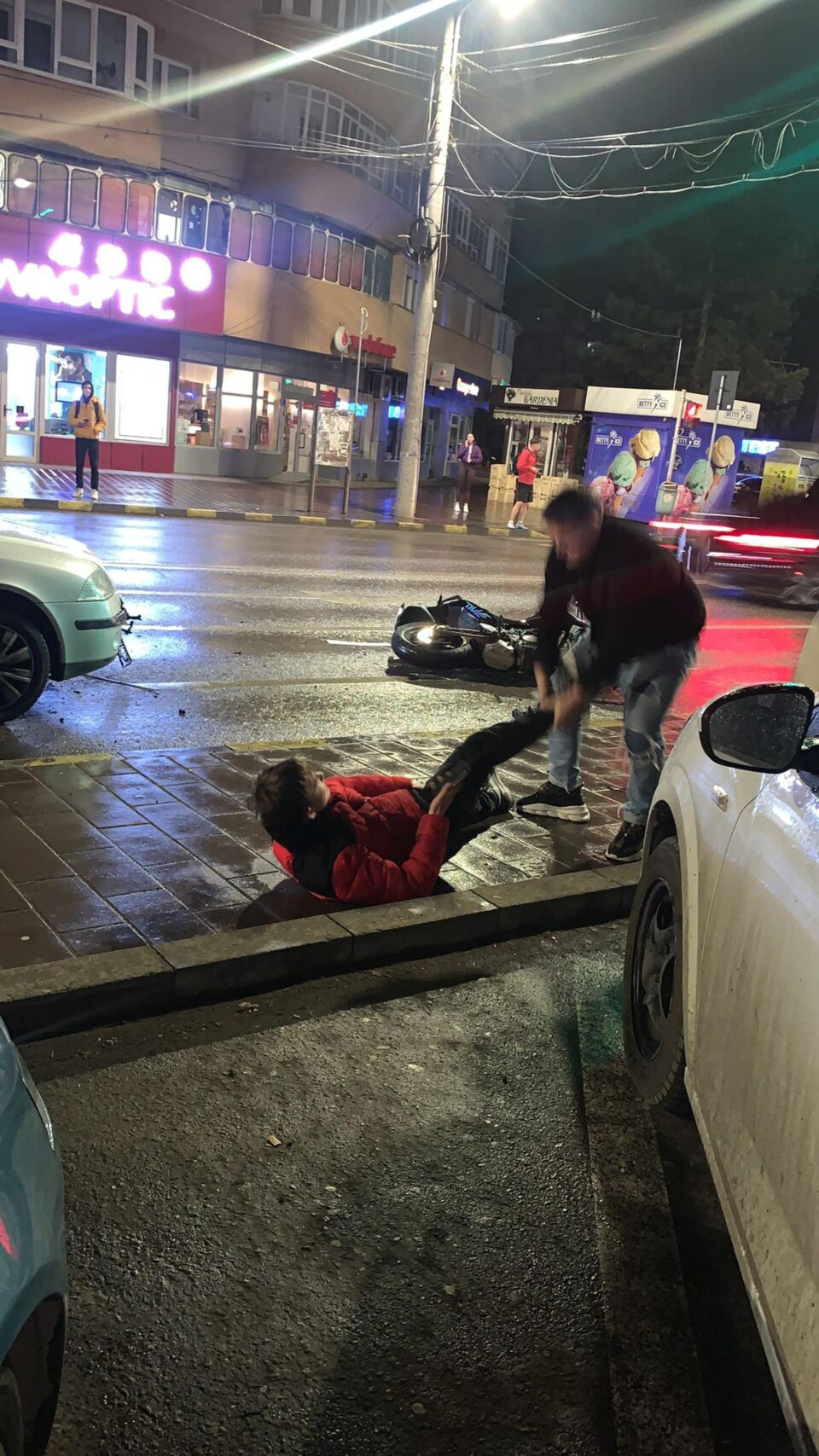 Un șofer neatent la trafic a intrat cu mașina în motocicleta din fața sa, care oprise la un semafor de pe bulevardul George Enescu din Suceava