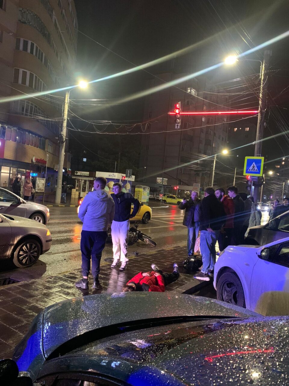 Un șofer neatent a intrat în motocicleta pe care erau doi tineri, la un semafor din Suceava Un șofer neatent a intrat în motocicleta pe care erau doi tineri, la un semafor din Suceava