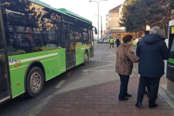 Autobuz TPL in statie cu automat de E-Ticketing