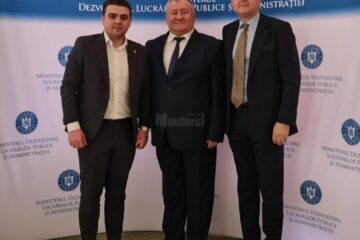 Deputații PSD Gheorghe Șoldan și Eugen Bejinariu alături de primarul din Cornu Luncii, Gheorghe Fron