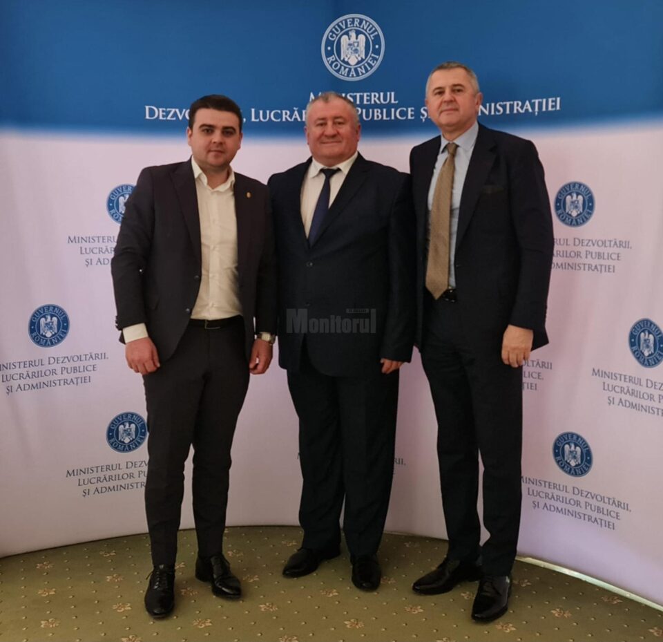 Deputații PSD Gheorghe Șoldan și Eugen Bejinariu alături de primarul din Cornu Luncii, Gheorghe Fron Deputații PSD Gheorghe Șoldan și Eugen Bejinariu alături de primarul din Cornu Luncii, Gheorghe Fron