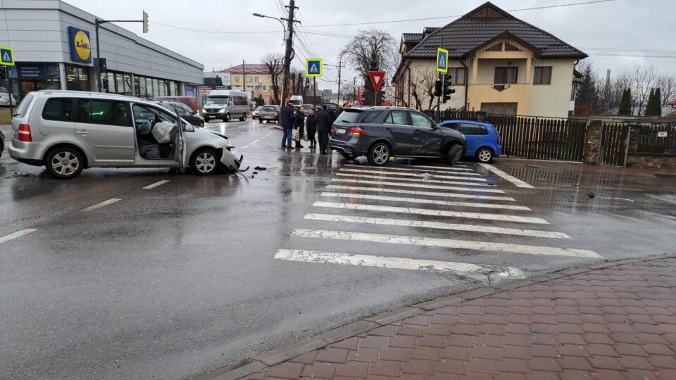 Accident cu trei mașini implicate, în intersecția din fața Lidl Burdujeni