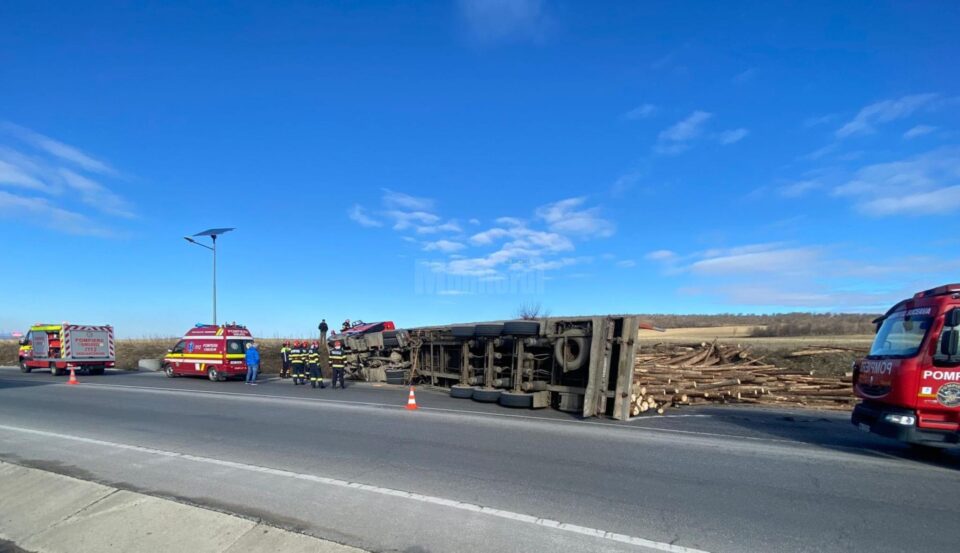 Tir încărcat cu lemne, răsturnat pe șoseaua de centură, spre Pătrăuți