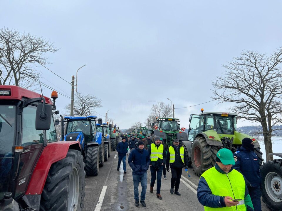 Amenzi de la jandarmi și notificări de la Poliția Rutieră, în cadrul a două dosare penale, față de fermierii care au protestat în Suceava