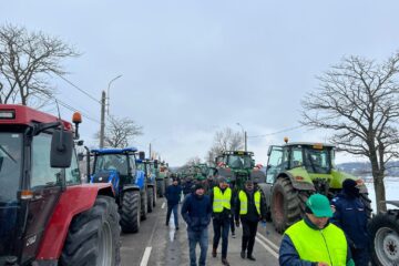 Amenzi de la jandarmi și notificări de la Poliția Rutieră, în cadrul a două dosare penale, față de fermierii care au protestat în Suceava