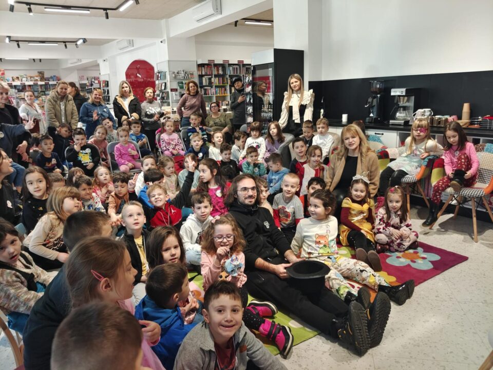 Actorul Bogdan Amurăriței, cu copii de grădiniță, la acțiunea organizată de TMMVS la Librăria Alexandria, de Ziua Națională a Lecturii