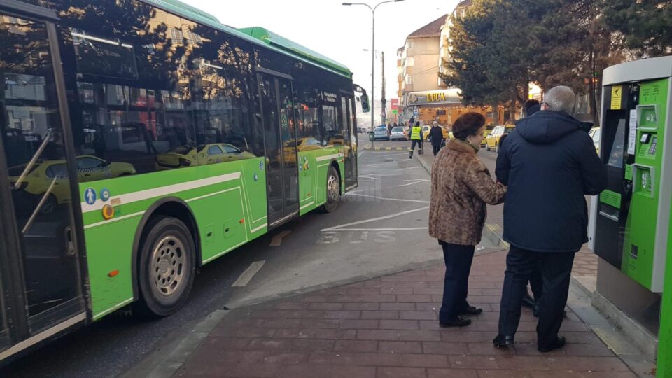Autobuz TPL în stație cu automat de E-Ticketing