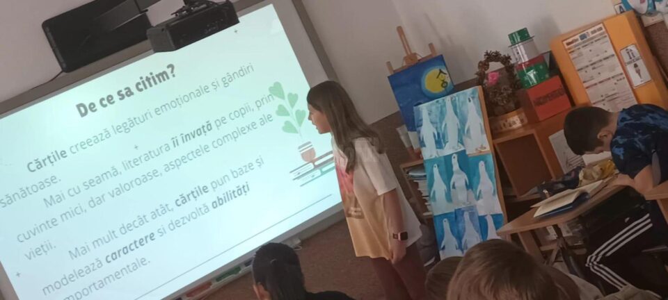 Elevi și profesori, antrenați în cercuri de lectură, prezentări și expoziții de carte, de Ziua națională a lecturii