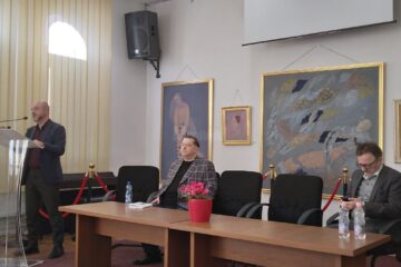 Elevi, profesori, scriitori, prezenți la conferința „A gândi continuu și a răsgândi discontinuu lumea...”, dedicată lui Geo Bogza