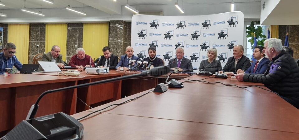 La semnarea contractului au participat reprezentanți ai celor nouă localități din ZUF Suceava care vor beneficia de transport public cu autobuze electrice