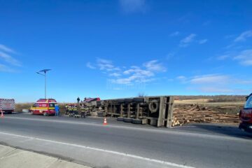 Tir încărcat cu lemne, răsturnat pe șoseaua de centură, din cauza balansului