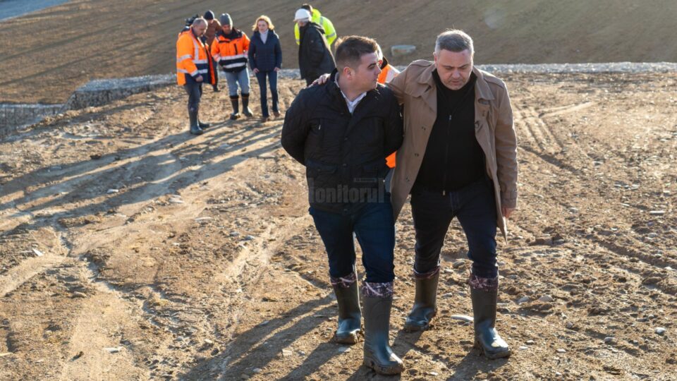Ministrul agriculturii, Florin Barbu, și deputatul Gheorghe Șoldan au inspectat lucrările pentru stabilizarea terenului din apropierea aeroportului Suceava