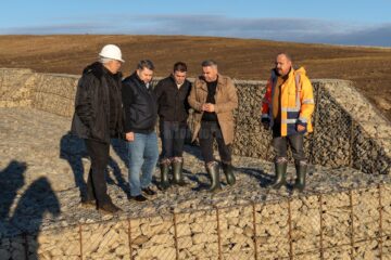 Ministrul agriculturii, Florin Barbu, și deputatul Gheorghe Șoldan au inspectat lucrările pentru stabilizarea terenului din apropierea aeroportului Suceava
