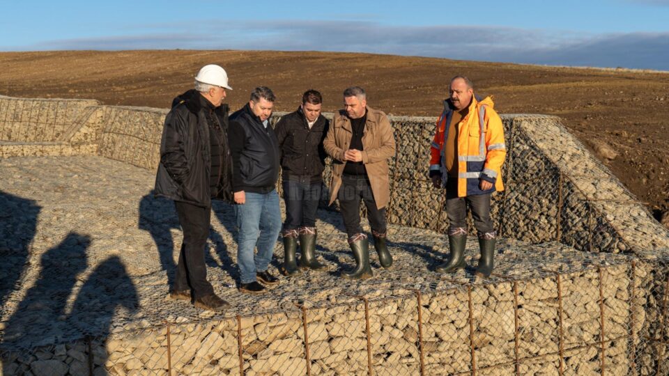 Ministrul agriculturii, Florin Barbu, și deputatul Gheorghe Șoldan au inspectat lucrările pentru stabilizarea terenului din apropierea aeroportului Suceava