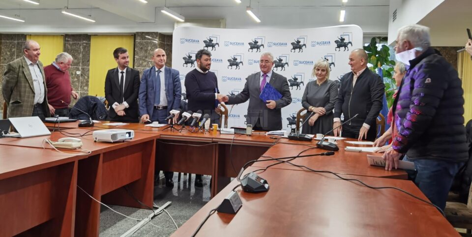 La semnarea contractului au participat reprezentanți ai celor nouă localități din ZUF Suceava care vor beneficia de transport public cu autobuze electrice