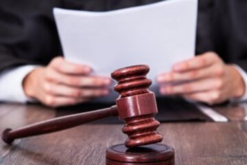 Șofer trimis în judecată pentru un accident mortal de acum 8 ani. Un alt șofer acuzat de același accident a fost declarat nevinovat